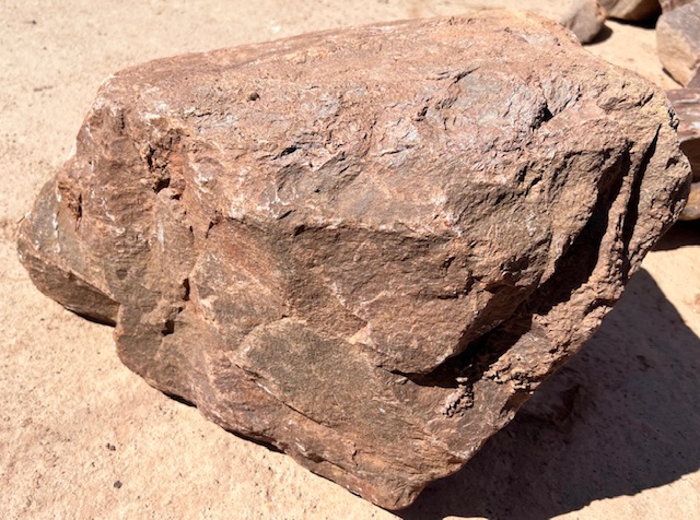 Findling Basalt rot1 Stück