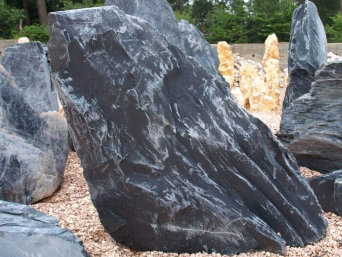 schieferfindl.jpg Schiefer Findling schwarz mit Standfuß